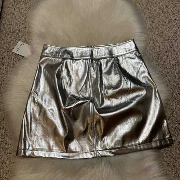 NWT ZIP DETAIL METALLIC MINI SKIRT - Picture 2 of 3